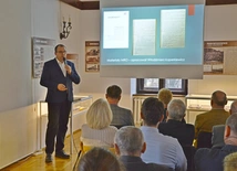 Wykład Adama Grabowskiego, dyrektora Muzeum Regionalnego, poświęcony był Stacji Opoczno.