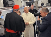 Leon XIV na pokładzie samoloto do Turcji