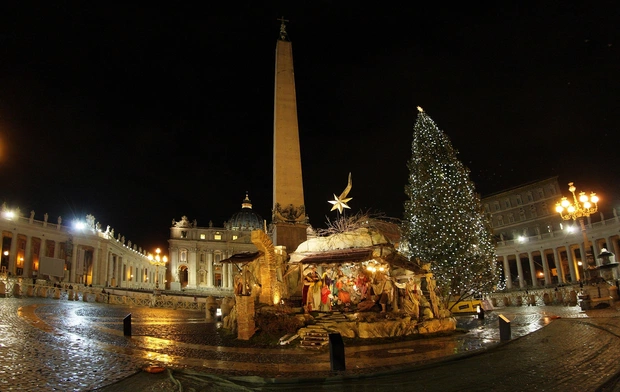 Na Placu św. Piotra rozpoczęto ustawianie choinki