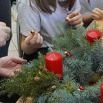 Wigilijna świeca Caritas już płonie