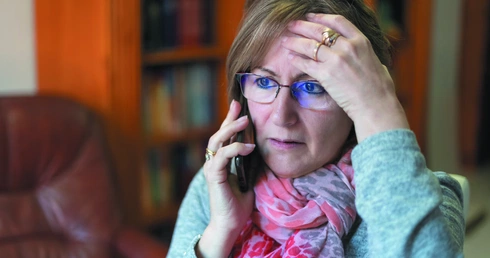 „Urząd” dzwoni w pilnej sprawie? Nie daj się nabrać cyfrowym oszustom podszywającym się pod publiczne instytucje