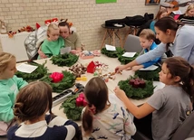 Biskup robił wieńce adwentowe z dziećmi