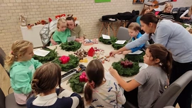 Biskup robił wieńce adwentowe z dziećmi