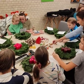 Biskup robił wieńce adwentowe z dziećmi