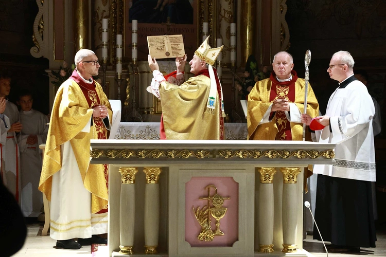 Nowy ołtarz w Polnej