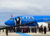 Papież wsida do samolotu, który zxabierze go do Libanu