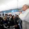 Papież z dziennikarzami na pokładzie samolotu