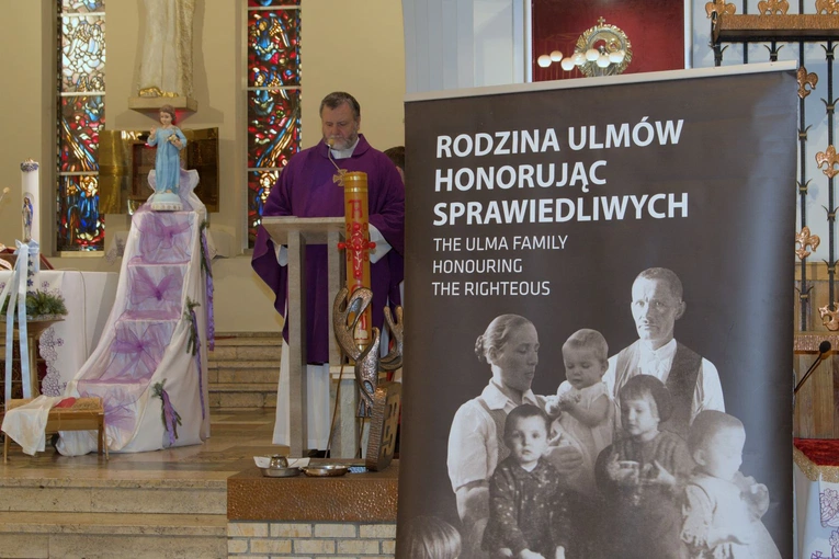 Wprowadzenie relikwii bł. rodziny Ulmów i wystawa pamiątek 