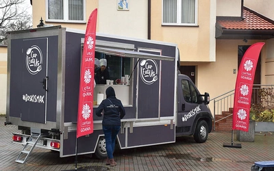 Ten food truck to odpowiedź na współczesne wyzwania. Jego główną ideą jest dotarcie do ludzi, którzy potrzebują wsparcia