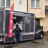 Ten food truck to odpowiedź na współczesne wyzwania. Jego główną ideą jest dotarcie do ludzi, którzy potrzebują wsparcia