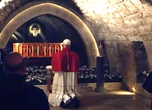 Papież przy grobie św. Szarbela