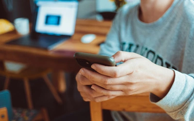 Polacy w cyfrowej bańce: jak algorytmy formują nasze opinie i podziały?