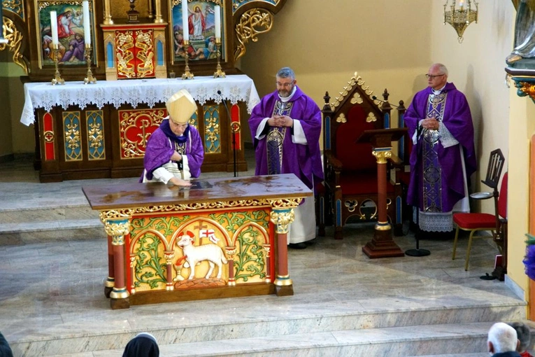 Nowy ołtarz u św. Barbary w Wałbrzychu