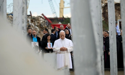 Modlitwa i łzy - Papież w miejscu wybuchu w porcie w Bejrucie