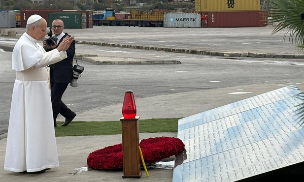 Modlitwa i łzy - Papież w miejscu wybuchu w porcie w Bejrucie