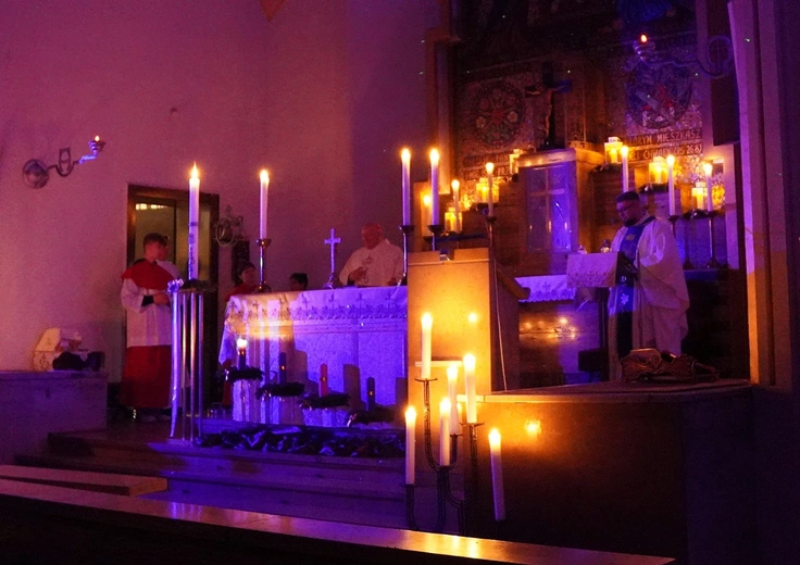 Odkryj piękno rorat w parafii Świętej Rodziny we Wrocławiu