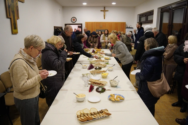 Odkryj piękno rorat w parafii Świętej Rodziny we Wrocławiu
