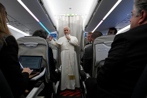 Papież na pokładzie samolotu