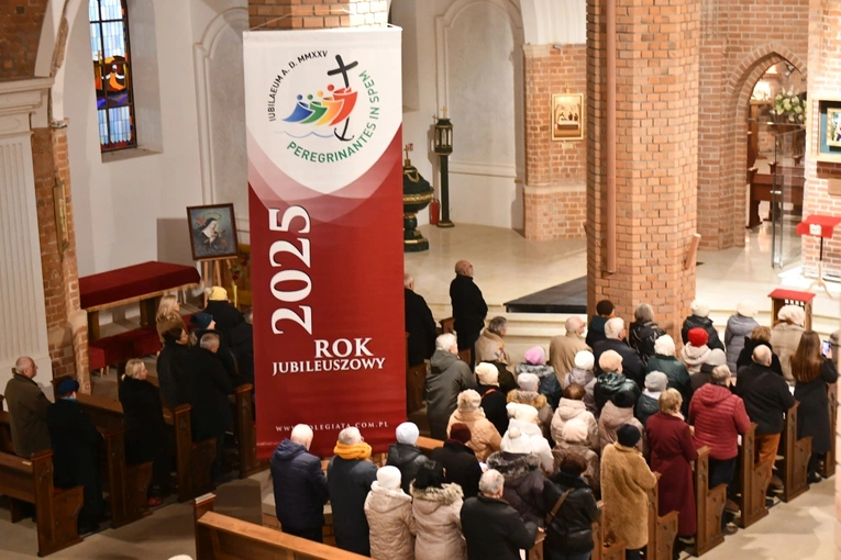 Krzyż z głogowskiej kolegiaty poświęcony