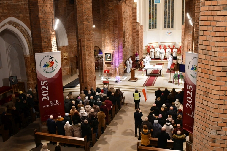 Krzyż z głogowskiej kolegiaty poświęcony