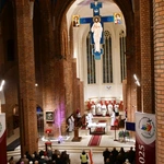 Krzyż z głogowskiej kolegiaty poświęcony