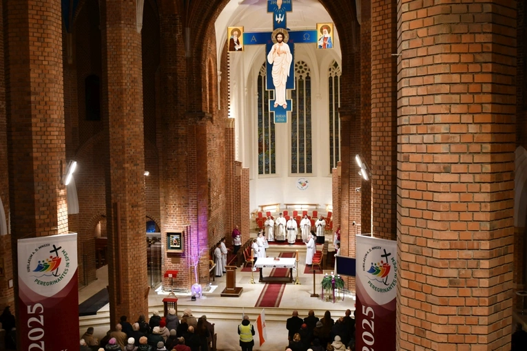 Krzyż z głogowskiej kolegiaty poświęcony