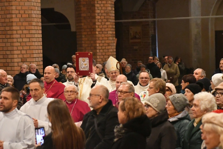 Krzyż z głogowskiej kolegiaty poświęcony