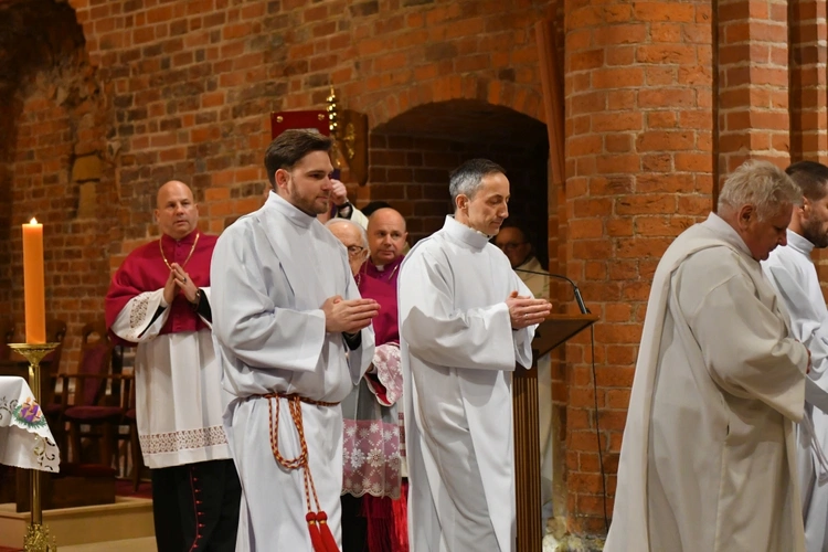 Krzyż z głogowskiej kolegiaty poświęcony