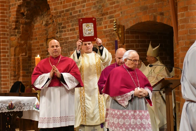 Krzyż z głogowskiej kolegiaty poświęcony
