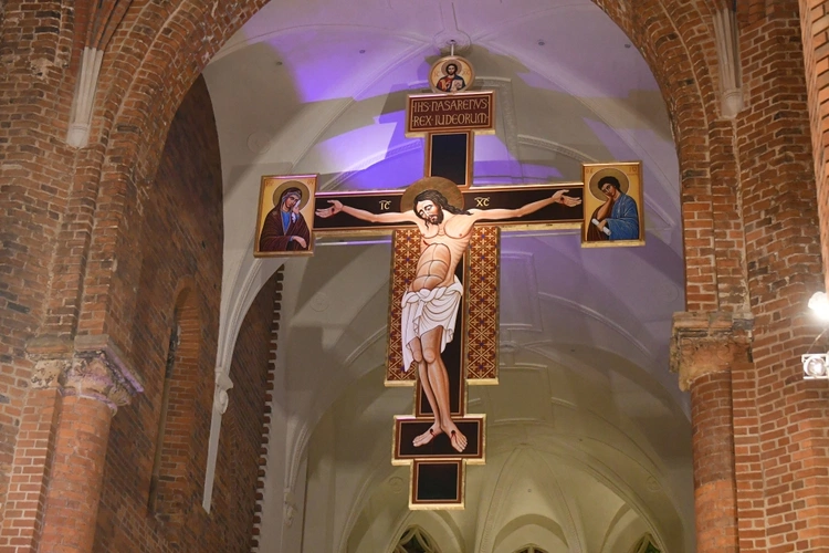 Krzyż z głogowskiej kolegiaty poświęcony