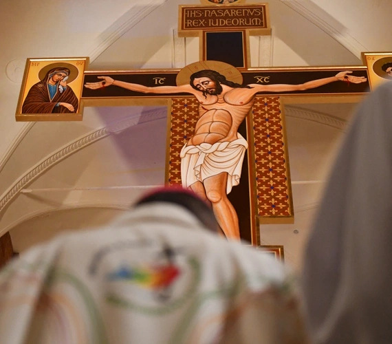 Krzyż z głogowskiej kolegiaty poświęcony