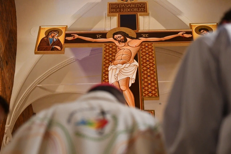 Krzyż z głogowskiej kolegiaty poświęcony