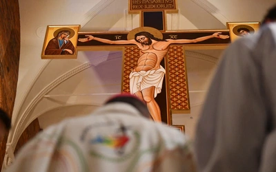 Biskup poświęcił wielki 7 metrowy krzyż z głogowskiej kolegiaty