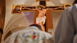 Biskup poświęcił wielki 7 metrowy krzyż z głogowskiej kolegiaty