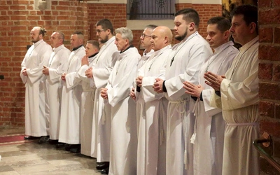 Posługę przyjęło 30 listopada dwunastu mężczyzn. 