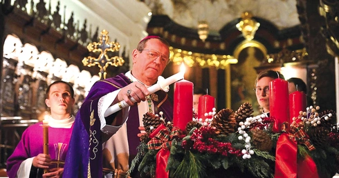 Uroczysty moment wieczornych nieszporów.