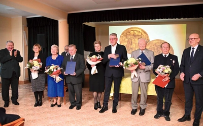 Laureaci i nominowani do tegorocznych medali Pro Consecratione Mundi z ks. prof. Tadeuszem Borutką (z lewej) i prezesem Andrzejem Kamińskim (z prawej). 