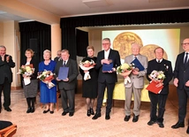 Laureaci i nominowani do tegorocznych medali Pro Consecratione Mundi z ks. prof. Tadeuszem Borutką (z lewej) i prezesem Andrzejem Kamińskim (z prawej). 