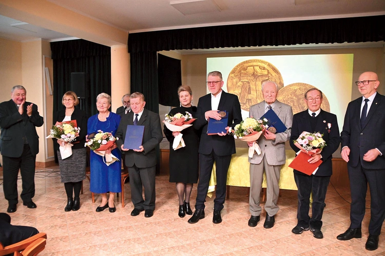 Laureaci i nominowani do tegorocznych medali Pro Consecratione Mundi z ks. prof. Tadeuszem Borutką (z lewej) i prezesem Andrzejem Kamińskim (z prawej). 