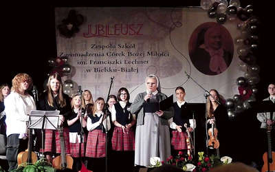 S. Helena Skupień z uczniami szkół ZCBM na jubileuszowej gali.