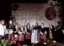S. Helena Skupień z uczniami szkół ZCBM na jubileuszowej gali.