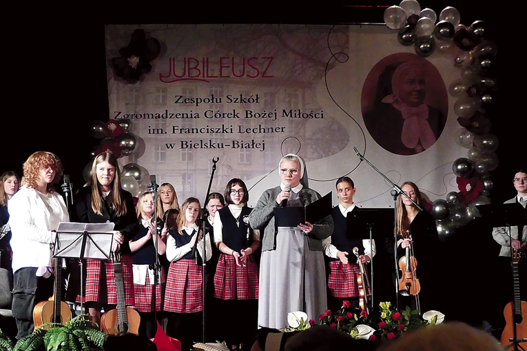 S. Helena Skupień z uczniami szkół ZCBM na jubileuszowej gali.