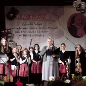 S. Helena Skupień z uczniami szkół ZCBM na jubileuszowej gali.