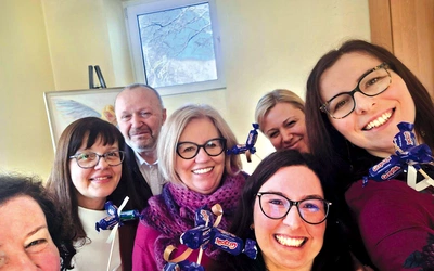 Ekipa „S.O.S.! Jestem w ciąży!” to pozytywni ludzie, którzy ofiarowują swój czas na rzecz tych, którzy znaleźli się w trudnej sytuacji życiowej.