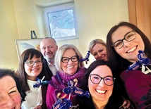 Ekipa „S.O.S.! Jestem w ciąży!” to pozytywni ludzie, którzy ofiarowują swój czas na rzecz tych, którzy znaleźli się w trudnej sytuacji życiowej.