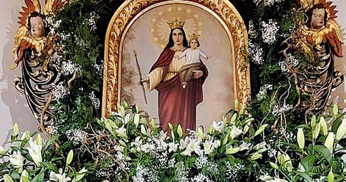 Główny ołtarz powstał w baroku (ok. poł. XVIII w.), uzupełniony na przełomie XIX i XX w. dekoracją akantową. 