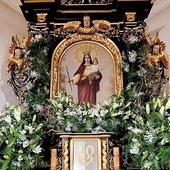 Główny ołtarz powstał w baroku (ok. poł. XVIII w.), uzupełniony na przełomie XIX i XX w. dekoracją akantową. 