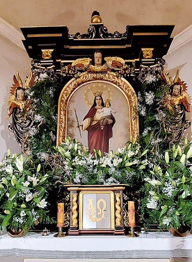 Główny ołtarz powstał w baroku (ok. poł. XVIII w.), uzupełniony na przełomie XIX i XX w. dekoracją akantową. 