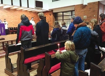 W pierwszej części nabożeństwa wierni czuwali z zapalonymi świecami.