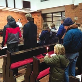 W pierwszej części nabożeństwa wierni czuwali z zapalonymi świecami.